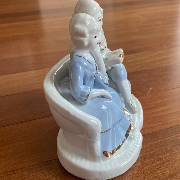 Vintage Colonial Porcelain 80’s Blue & White Couple Figurine Sitting on Sofa - Picture 12 of 15